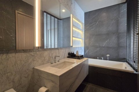 Condo in Bangkok, Thailand, 3 bedrooms  № 181137 - photo 18