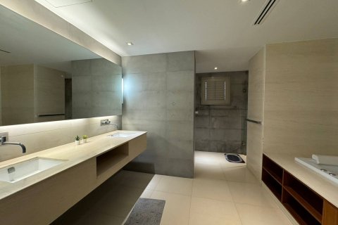 Condo in Bangkok, Thailand, 3 bedrooms  № 181142 - photo 12