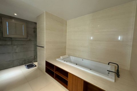 Condo in Bangkok, Thailand, 3 bedrooms  № 181142 - photo 13