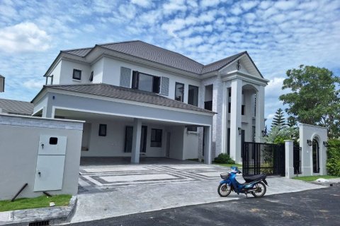 Вилла в Бангкоке, Таиланд с 4 спальнями  № 133711 - фото 1