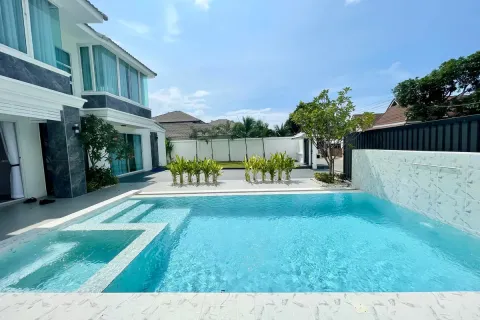 Casa de 5 dormitorios en Pattaya, Tailandia № 210986 - foto 15