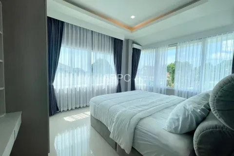 Casa de 5 dormitorios en Pattaya, Tailandia № 210986 - foto 4