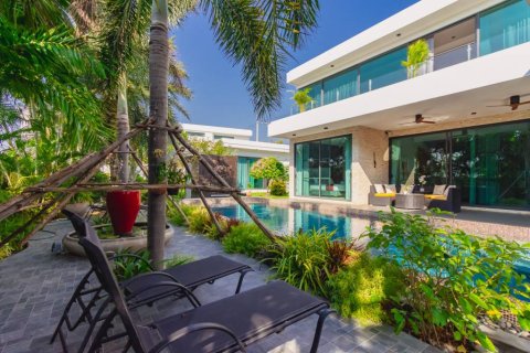 Villa in Hua Hin, Thailand 4 bedrooms № 157435 - photo 2