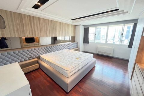 Condo in Bangkok, Thailand, 3 bedrooms № 134644 - photo 8