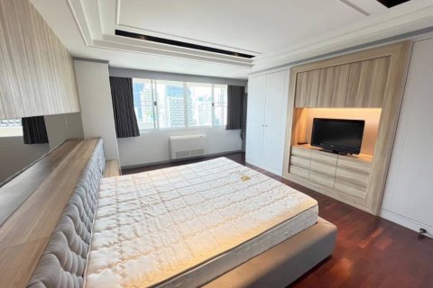 Condo in Bangkok, Thailand, 3 bedrooms № 134644 - photo 7