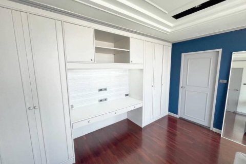 Condo in Bangkok, Thailand, 3 bedrooms № 134644 - photo 9