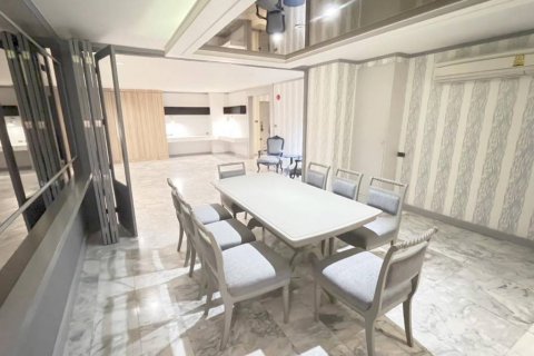 Condo in Bangkok, Thailand, 3 bedrooms № 134644 - photo 2