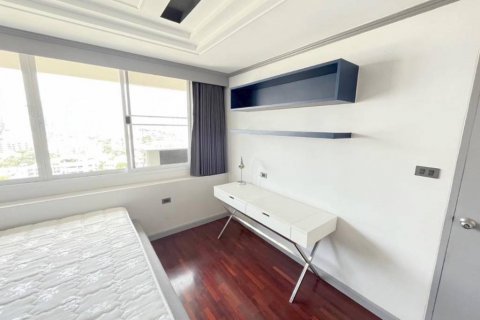 Condo in Bangkok, Thailand, 3 bedrooms № 134644 - photo 10