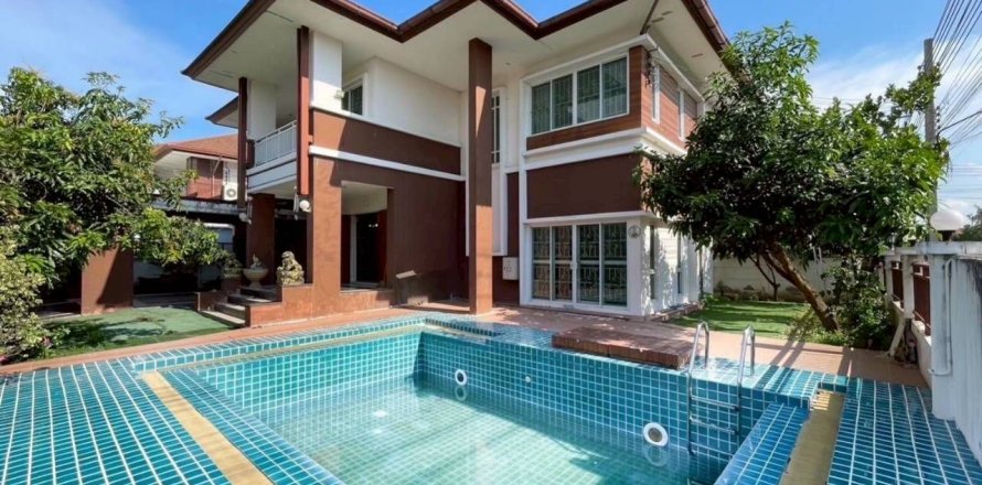 Maison à Khlong Sam Wa, Bangkok, Thaïlande 4 chambres № 164397