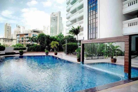 Condo in Bangkok, Thailand, 3 bedrooms № 184097 - photo 2