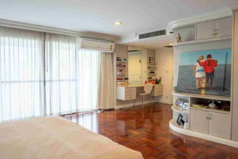Condo in Bangkok, Thailand, 3 bedrooms № 184097 - photo 10