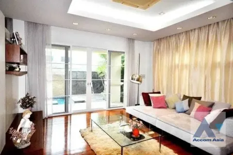 House in Dusit, Bangkok, Thailand 4 bedrooms № 217095