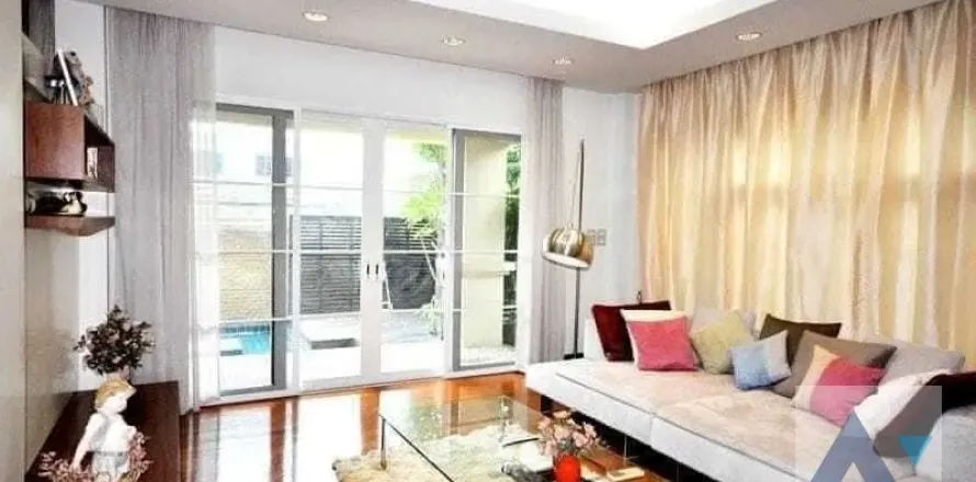 Haus in Dusit, Bangkok, Thailand 4 Schlafzimmer № 217095