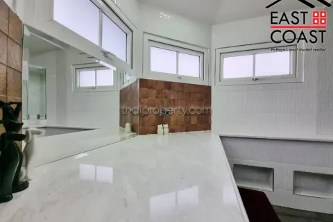 Casa de 5 dormitorios en Pattaya, Tailandia № 213471 - foto 30