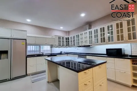 Casa de 5 dormitorios en Pattaya, Tailandia № 213471 - foto 14