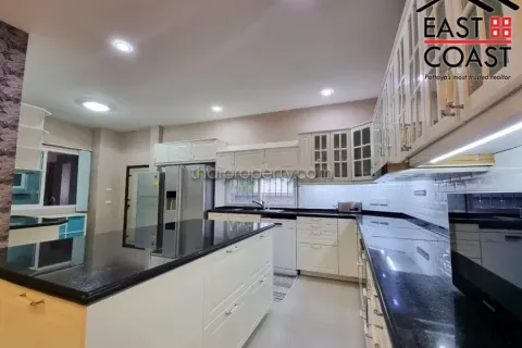 Casa de 5 dormitorios en Pattaya, Tailandia № 213471 - foto 13