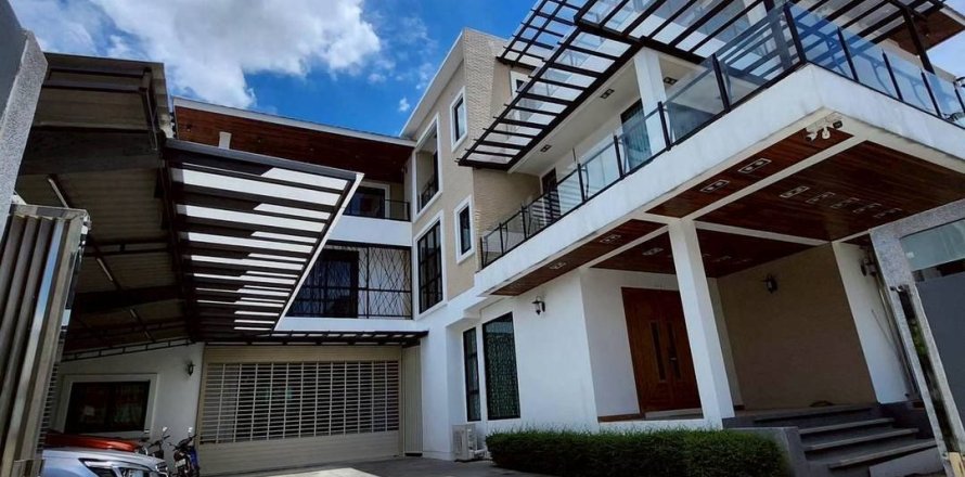 House in Phra Khanong, Bangkok, Thailand 9 bedrooms № 162135