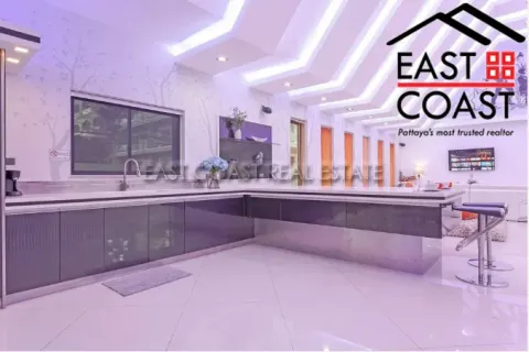 Casa de 4 dormitorios en Pattaya, Tailandia № 212293 - foto 4