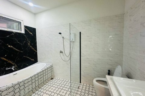 Villa in Surat Thani, Thailand 3 bedrooms № 134522 - photo 5