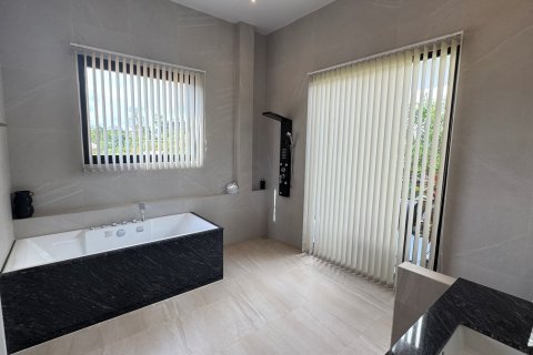 Villa in Bang Tao, Thailand 5 bedrooms № 166294 - photo 7