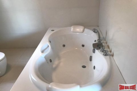 Apartment in Bangkok, Thailand 3 bedrooms № 193450 - photo 4