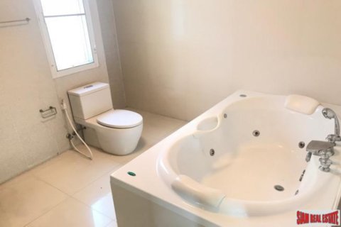 Apartment in Bangkok, Thailand 3 bedrooms № 193450 - photo 5