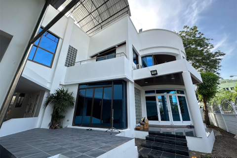 House in Bangkok, Thailand 5 bedrooms № 189086