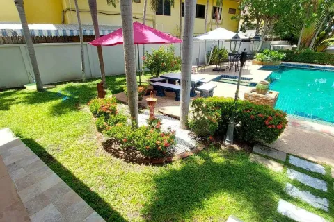 Casa de 4 dormitorios en Pattaya, Tailandia № 211041 - foto 17