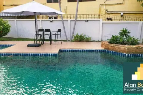 Casa de 4 dormitorios en Pattaya, Tailandia № 211041 - foto 3