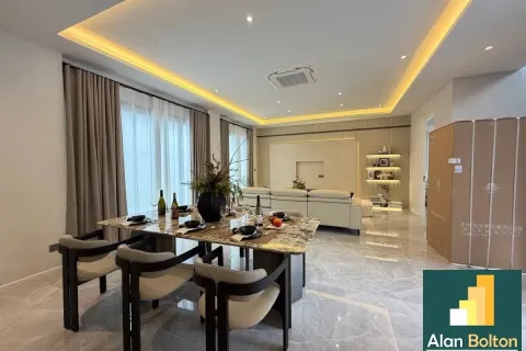 Casa de 4 dormitorios en Pattaya, Tailandia № 211040 - foto 4