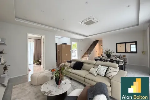 Casa de 4 dormitorios en Pattaya, Tailandia № 211040 - foto 3