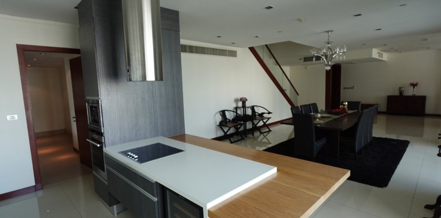 Condo in Watthana, Bangkok, Thailand, 3 bedrooms  № 170328