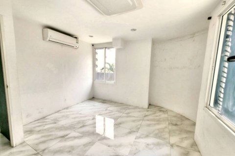 Condo in Din Daeng, Bangkok, Thailand, 9 bedrooms  № 118404 - photo 8