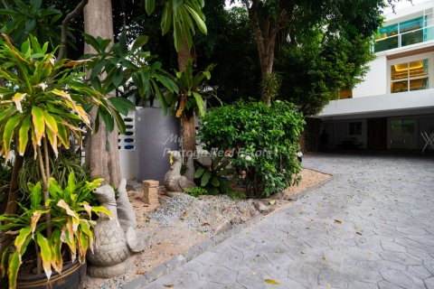 House in Bang Lamung, Thailand 5 bedrooms № 134797 - photo 2