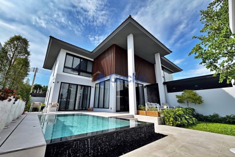 House in Pattaya, Thailand 4 bedrooms № 196147