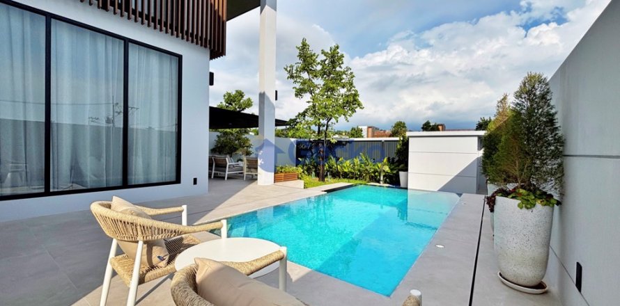 House in Pattaya, Thailand 4 bedrooms № 196148
