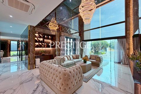House in Pattaya, Thailand 7 bedrooms № 233242 - photo 2