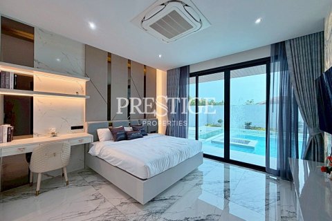 House in Pattaya, Thailand 7 bedrooms № 233242 - photo 15