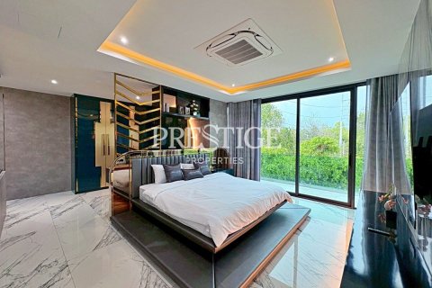 House in Pattaya, Thailand 7 bedrooms № 233242 - photo 28