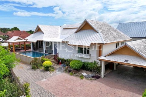 Casa de 6 dormitorios en Pattaya, Tailandia № 233240