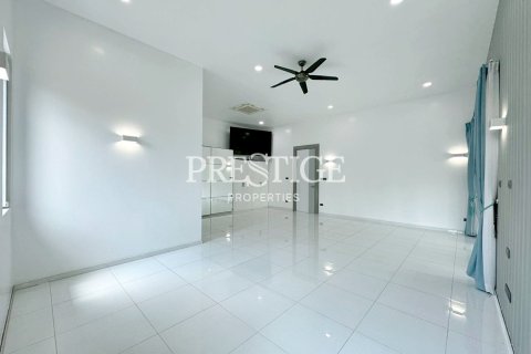 House in Pattaya, Thailand 3 bedrooms № 197620 - photo 12