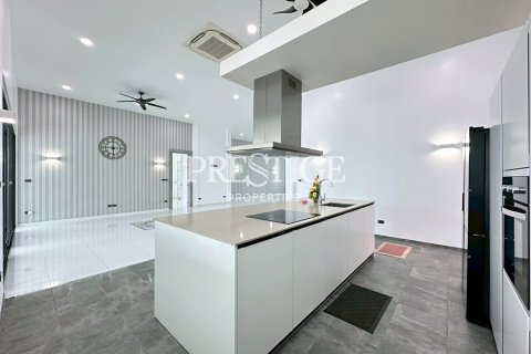 House in Pattaya, Thailand 3 bedrooms № 197620 - photo 9