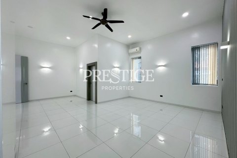 House in Pattaya, Thailand 3 bedrooms № 197620 - photo 15