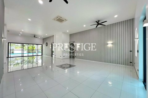 House in Pattaya, Thailand 3 bedrooms № 197620 - photo 3