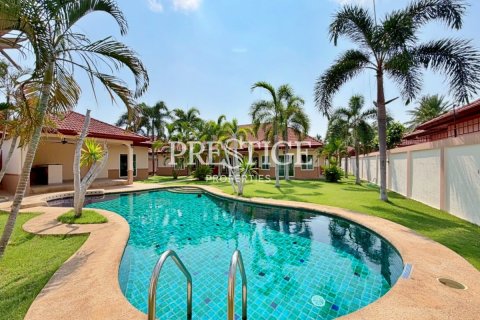 House in Pattaya, Thailand 4 bedrooms № 197626