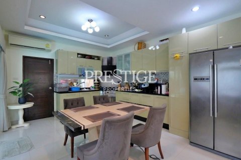 House in Pattaya, Thailand 4 bedrooms № 197621 - photo 4