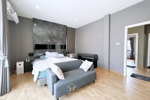 House in Pak Kret, Thailand 4 bedrooms № 153465 - photo 29