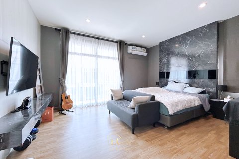 House in Pak Kret, Thailand 4 bedrooms № 153465 - photo 27
