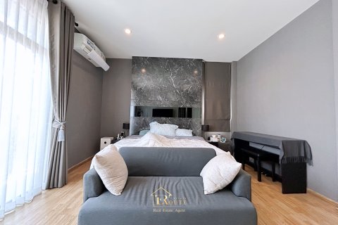 House in Pak Kret, Thailand 4 bedrooms № 153465 - photo 30