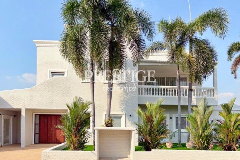 House in Pattaya, Thailand 5 bedrooms № 197839